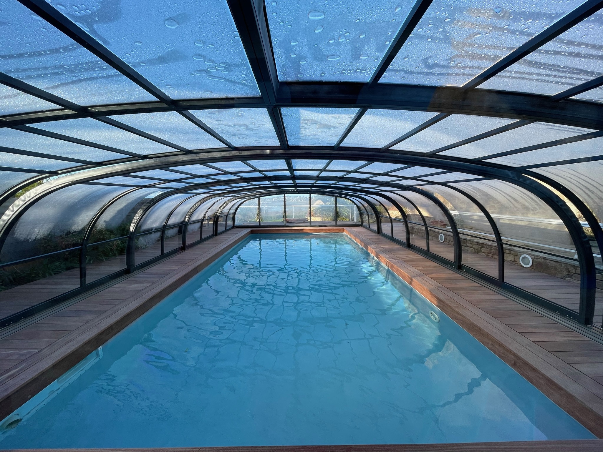 Aménagement piscine sur mesure réalisé par Menuiserie Zampeze.