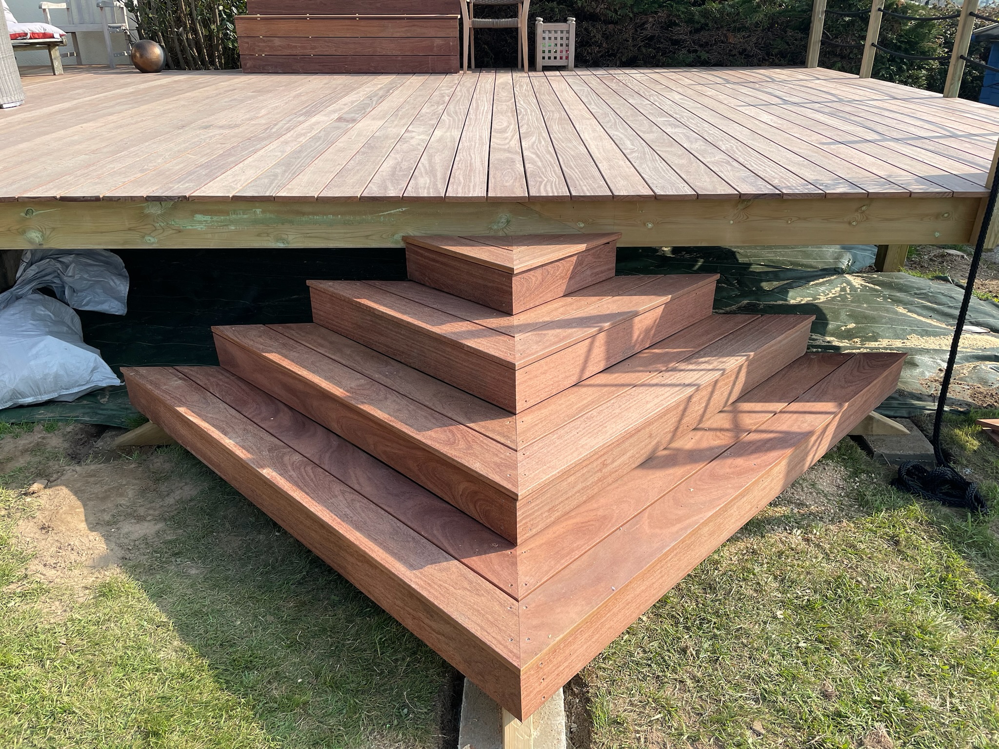 Terrasse et escalier sur mesure réalisé par Menuiserie Zampeze.