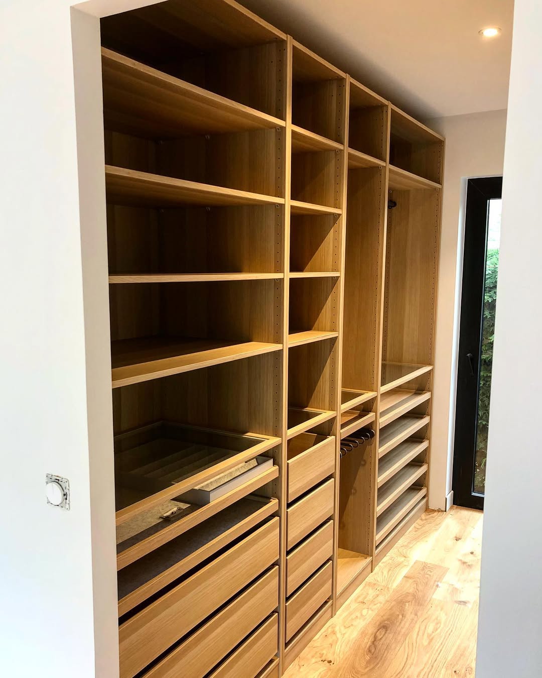 Dressing sur mesure réalisé par Menuiserie Zampeze.